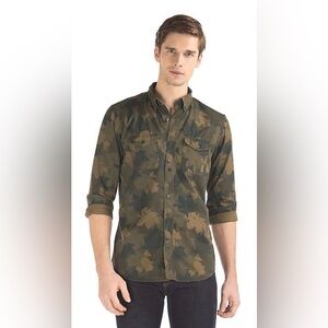 GAP Leaf Camo Print Standard Fit Button Down Shirt Medium